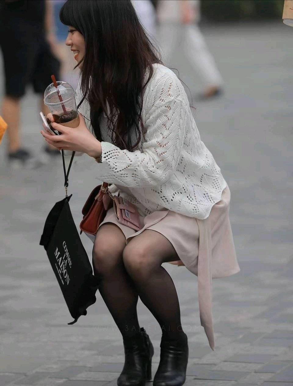 漂亮小姐姐的甜美风穿搭，粉色连衣裙配白色开衫，甜美可爱太迷人 穿搭 第4张