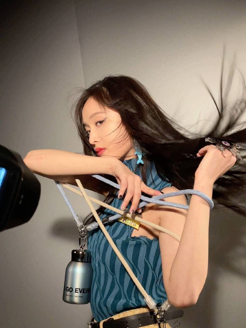 吴宣仪造型百变大秀香肩美腿！肤白貌美灵动俏皮性感撩人 时尚 第9张