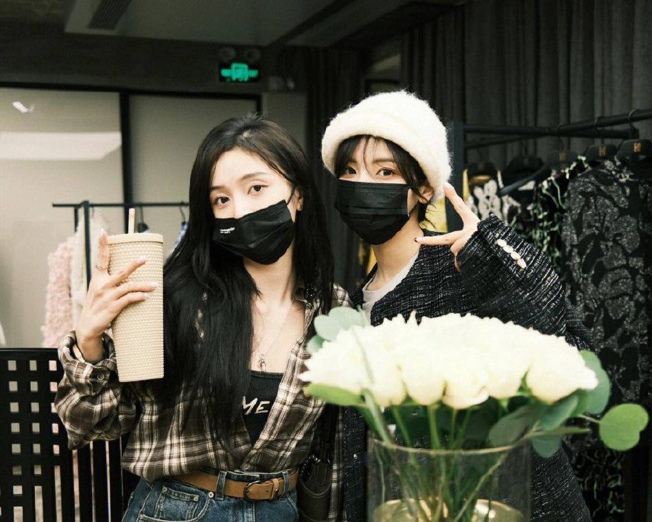 杨超越吴宣仪同框超靓丽！两大美女惊艳迷人魅力十足 时尚 第2张