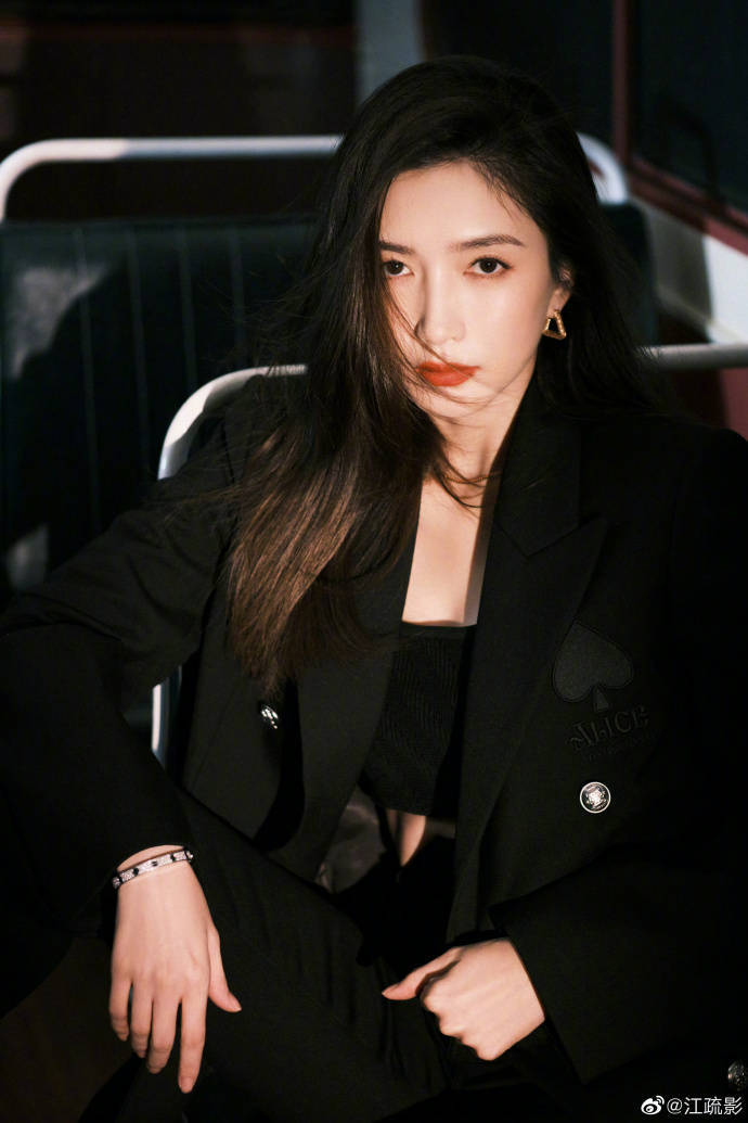 江疏影发多组靓丽写真！长发飘逸美得令人窒息 时尚 第1张