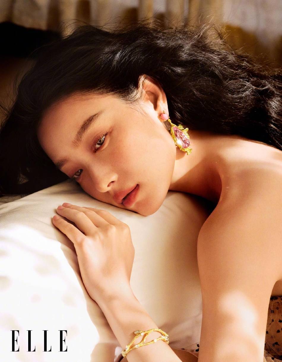 倪妮穿短裙大秀白皙长腿！身材性感柔美动人 时尚 第1张