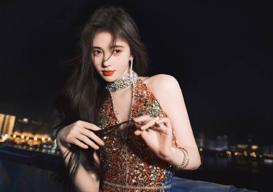 鞠婧祎穿金色深V长裙大秀香肩美背！雪肤玉貌太性感 时尚 第7张