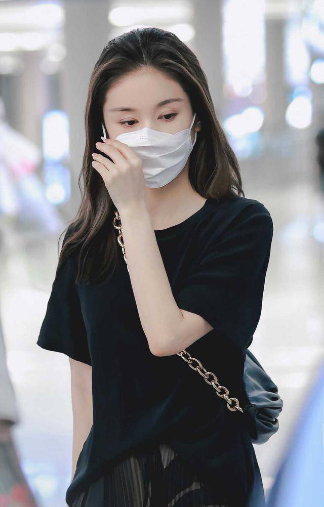 王子文机场街拍：穿黑色T恤配迷彩裙简约不失时尚感 时尚 第2张