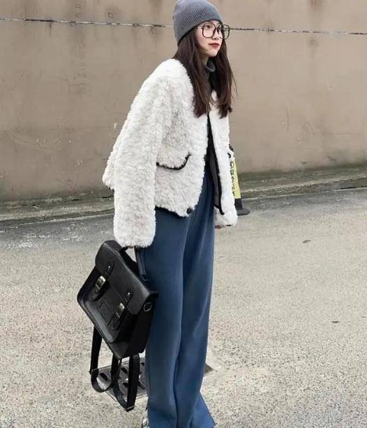 小个子女生，春季多穿这几件“短款外套”，学潮人这样搭，真显高 穿搭 第7张