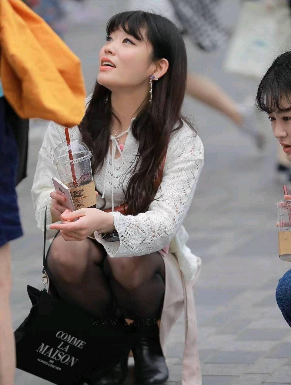 漂亮小姐姐的甜美风穿搭，粉色连衣裙配白色开衫，甜美可爱太迷人 穿搭 第2张