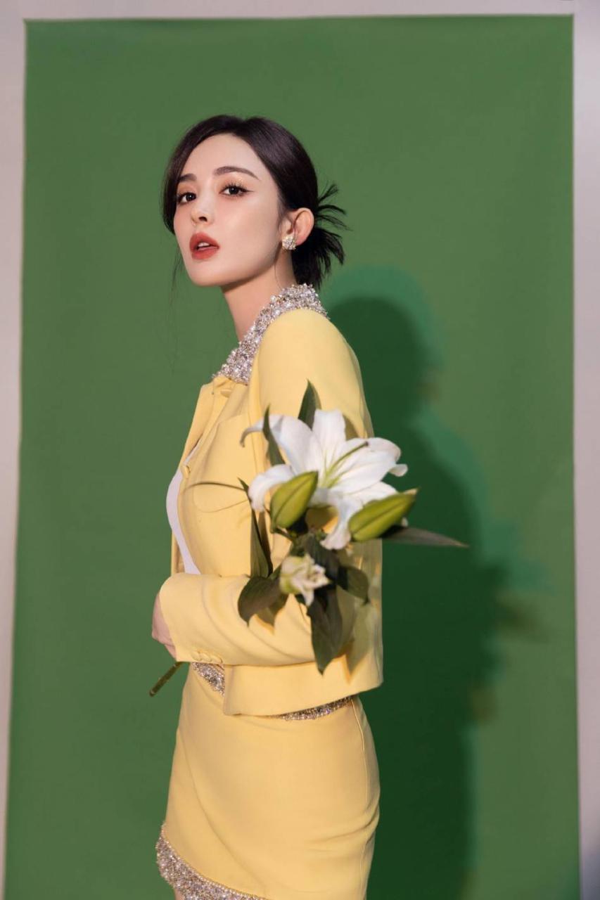 古力娜扎奶黄色短裙大秀长腿！雪肤玉貌曼妙身材美呆了 时尚 第6张