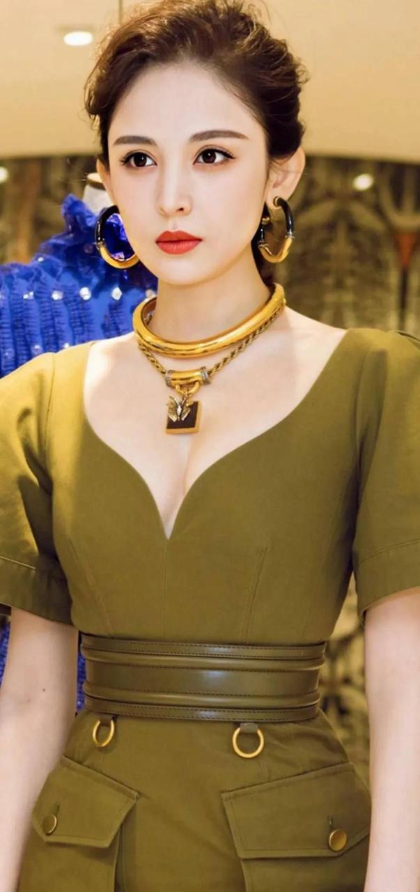 古力娜扎美照大秀事业线！肤白貌美大长腿性感迷人 时尚 第2张