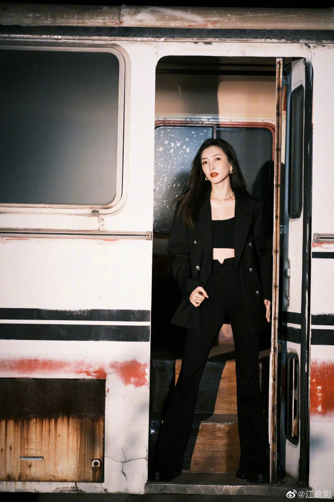 江疏影发多组靓丽写真！长发飘逸美得令人窒息 时尚 第2张