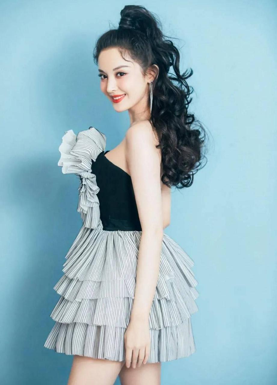 古力娜扎美照大秀事业线！肤白貌美大长腿性感迷人 时尚 第1张
