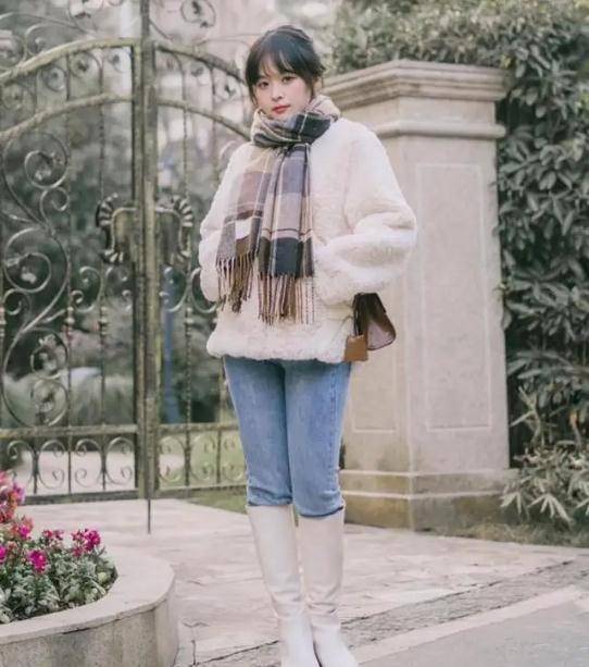小个子女生，春季多穿这几件“短款外套”，学潮人这样搭，真显高 穿搭 第6张