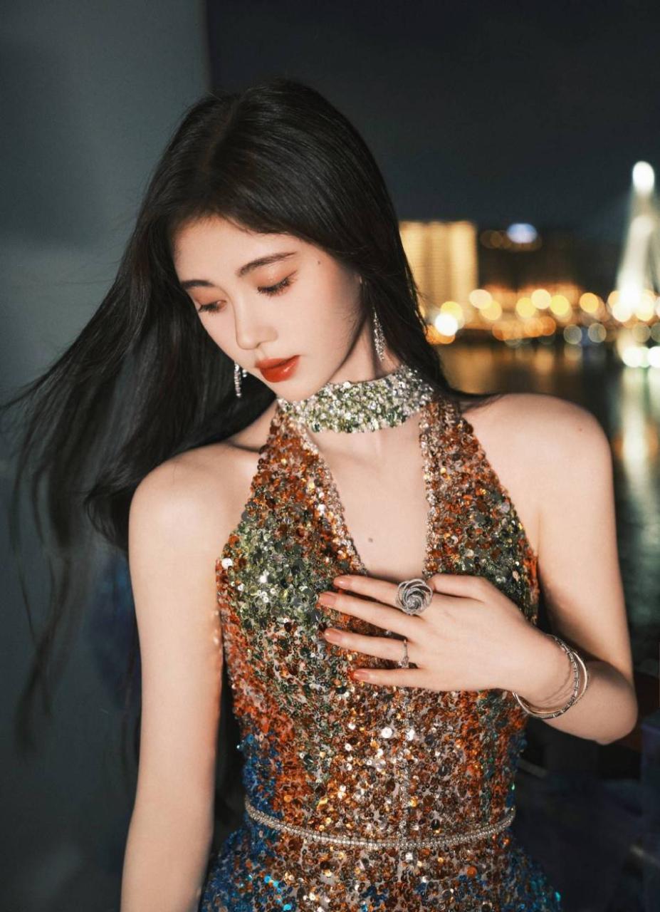鞠婧祎穿金色深V长裙大秀香肩美背！雪肤玉貌太性感 时尚 第3张
