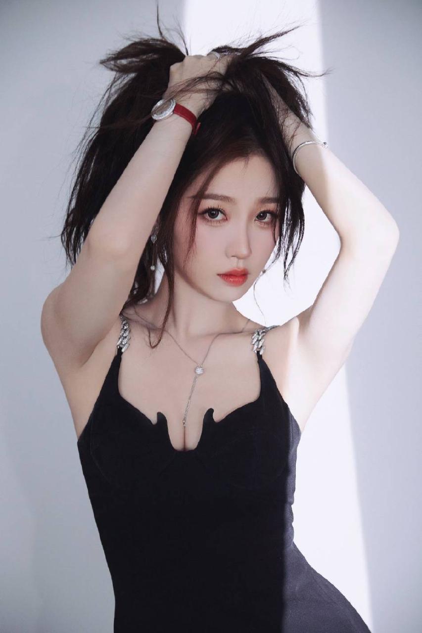 虞书欣珠链吊带小黑裙大秀事业线！皮肤白皙性感火辣 时尚 第2张