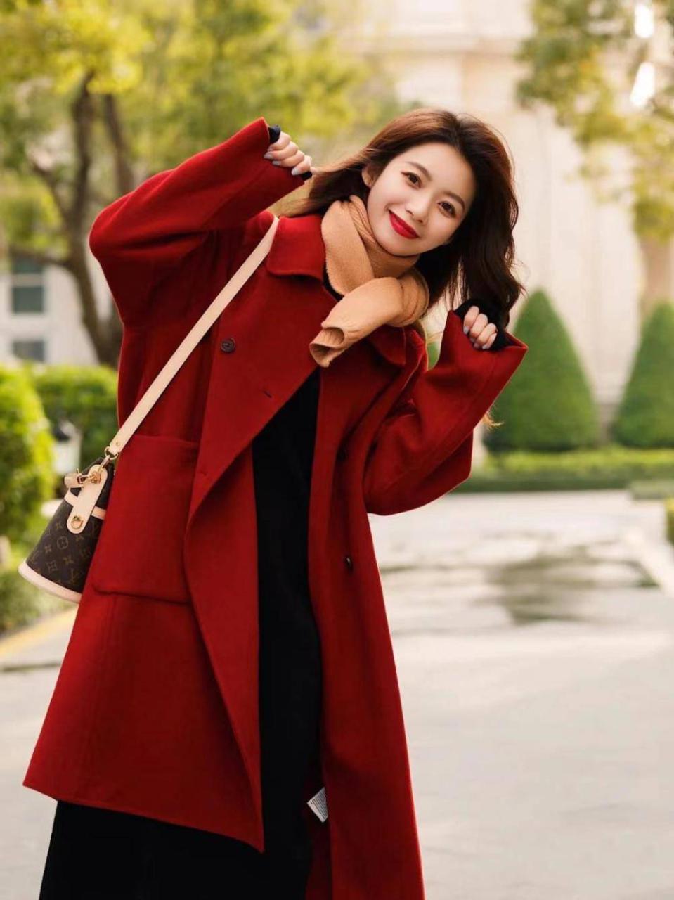给冬季时尚添加一点“红色”，看着喜庆又美得亮眼，适合轻熟女人 穿搭技巧 第1张