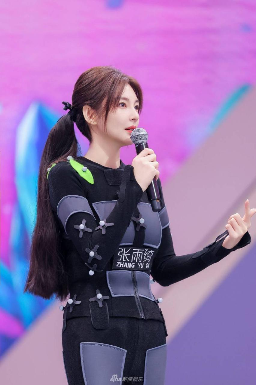 张雨绮穿修身套装凸显曼妙身材！双手拿话筒的样子美艳动人 时尚 第5张