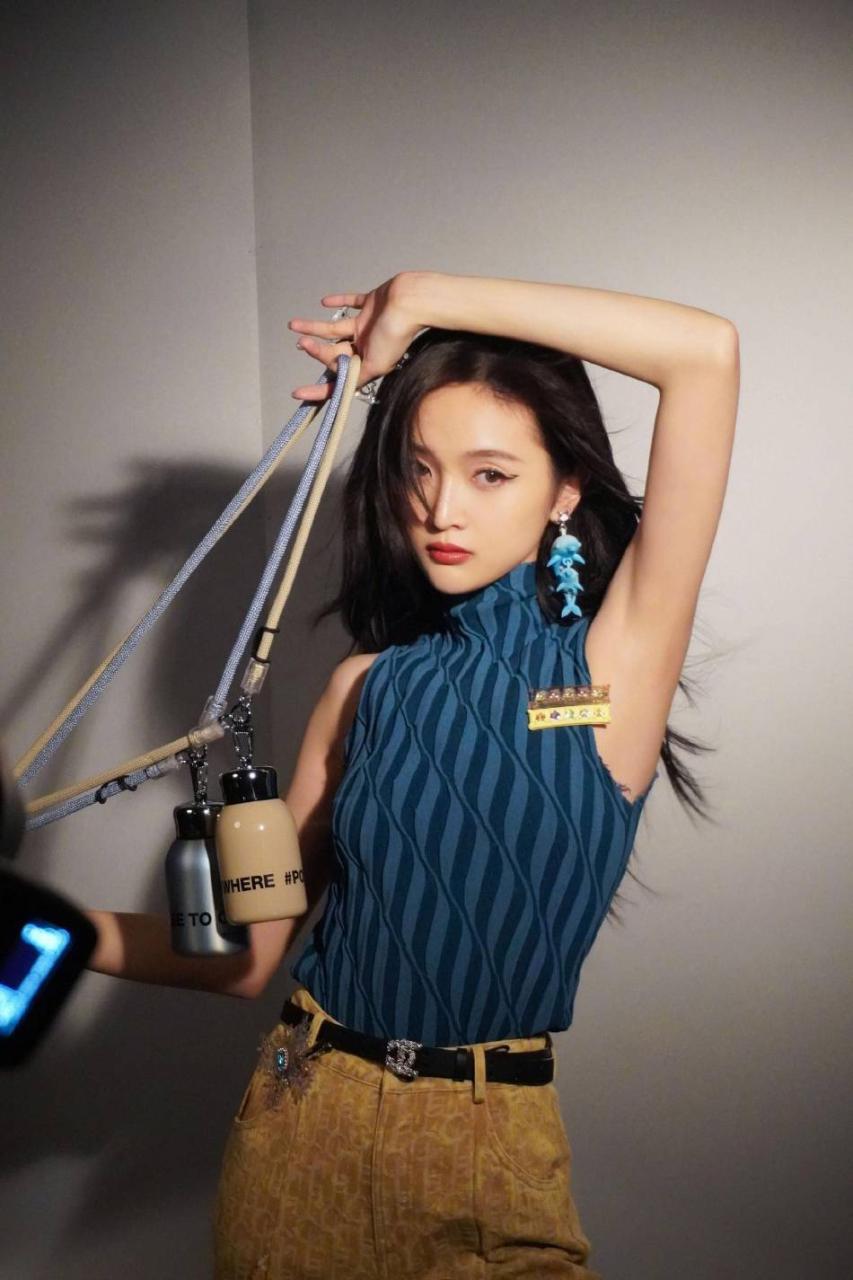 吴宣仪造型百变大秀香肩美腿！肤白貌美灵动俏皮性感撩人 时尚 第5张