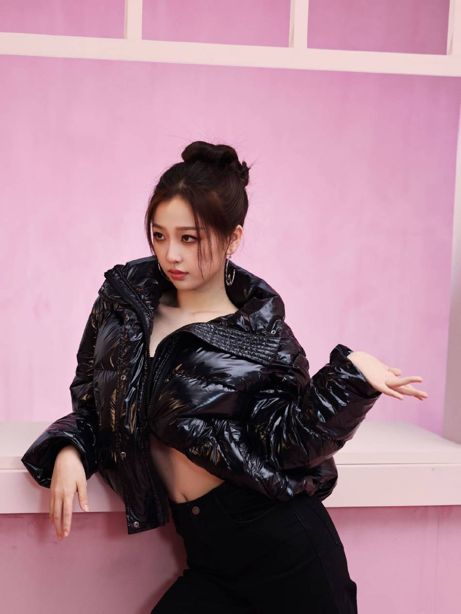 虞书欣写真大秀小蛮腰！肤白貌美大长腿太迷人 时尚 第3张